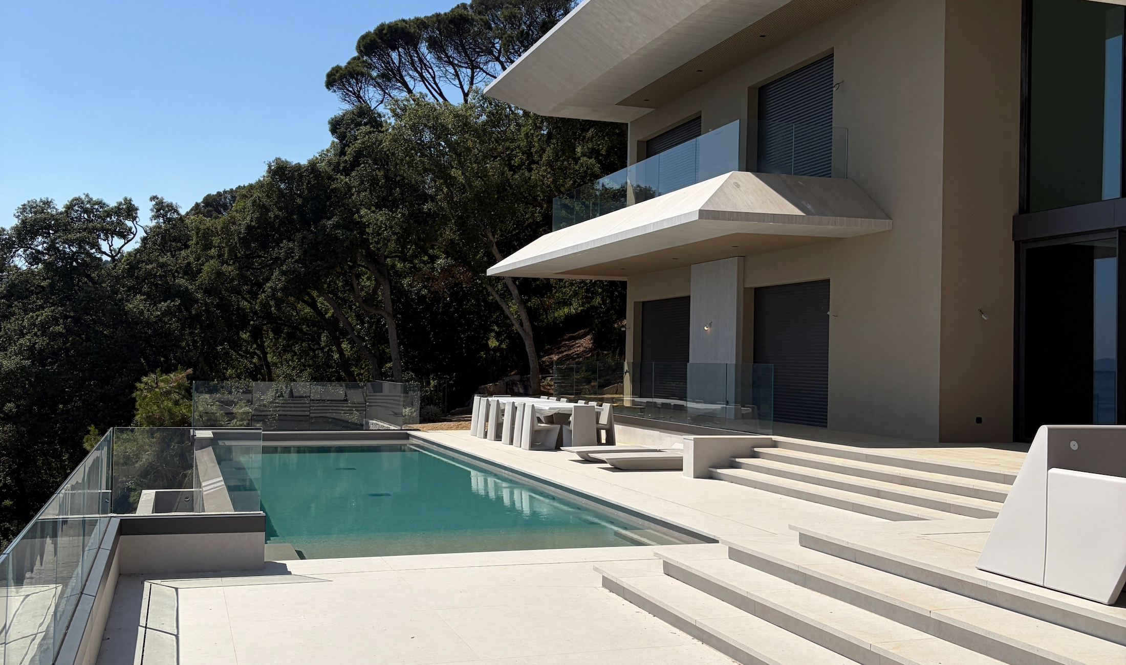 Sol en marbre clair d’une villa contemporaine du Golfe de Saint-Tropez
