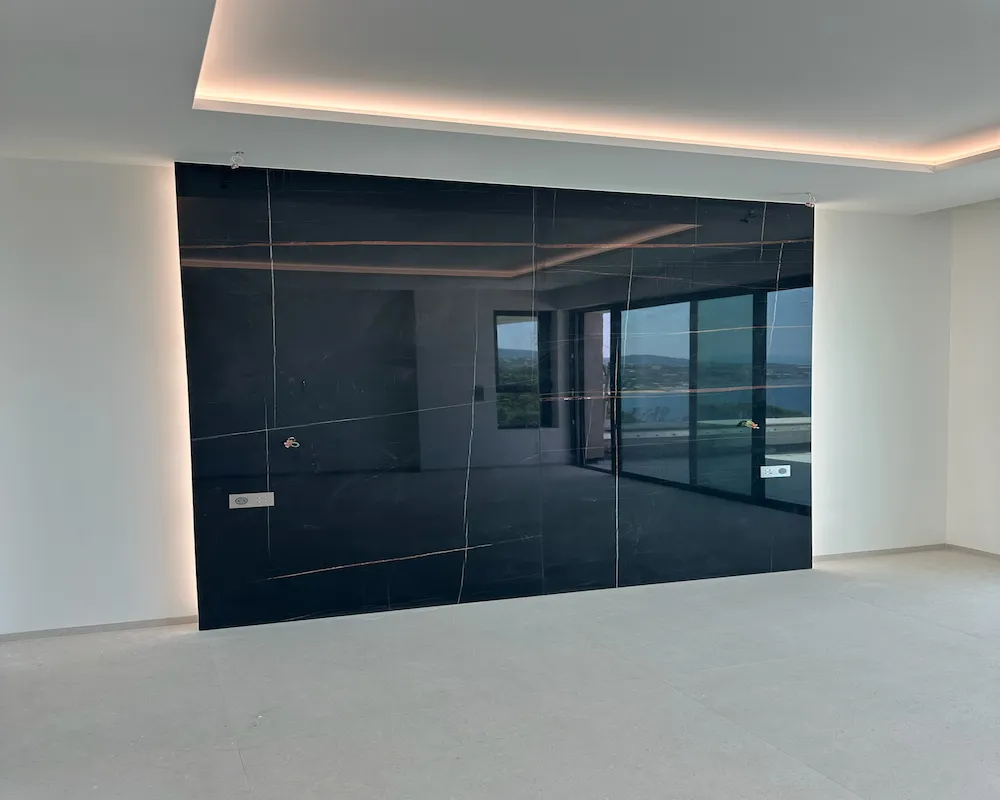 Pose de carrelage grand format dans une pièce à vivre