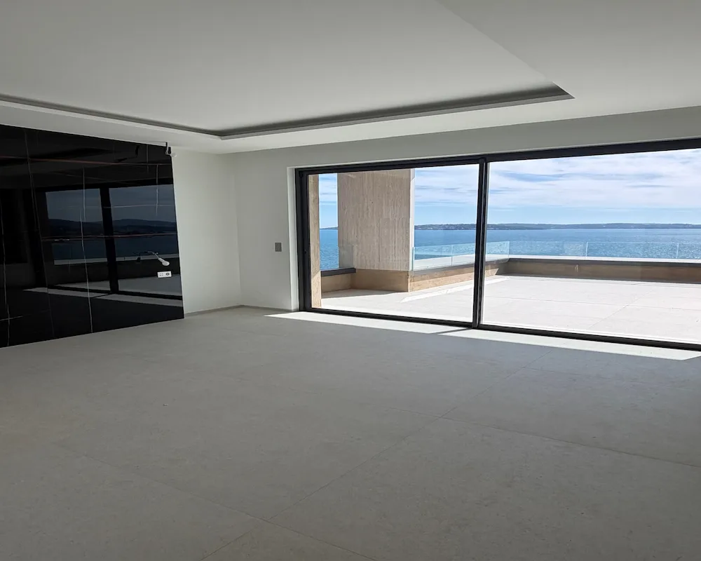 Villa contemporaine avec sol et murs en carrelage grand format